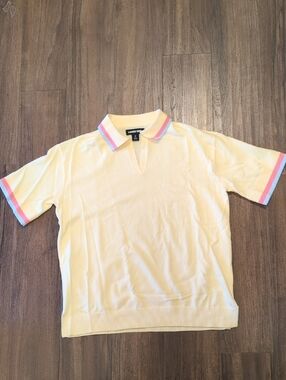 Vintage-Inspired Yellow Knit Polo with Pastel Stripe Trim